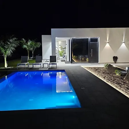 Casa Laina - Piscina Climatizada וילה